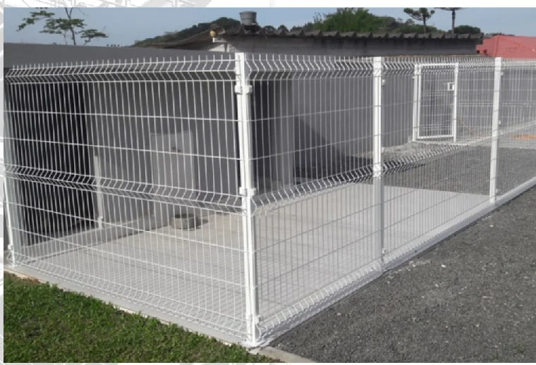 Cercado de tela metálica executado pela Afthonía, vista lateral